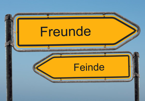 Freund und Feind - diese Trennung fördert die Gruppenidentifikation (© Thomas Reimer / Fotolia)