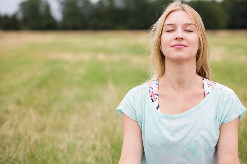 Achtsam und aufmerksam unseren Sinnen lauschen: Den Wind spüren, hören; die Luft atmen und riechen, unsere Zunge fühlen, den Geschmack... (© Photographee.eu / Fotolia)