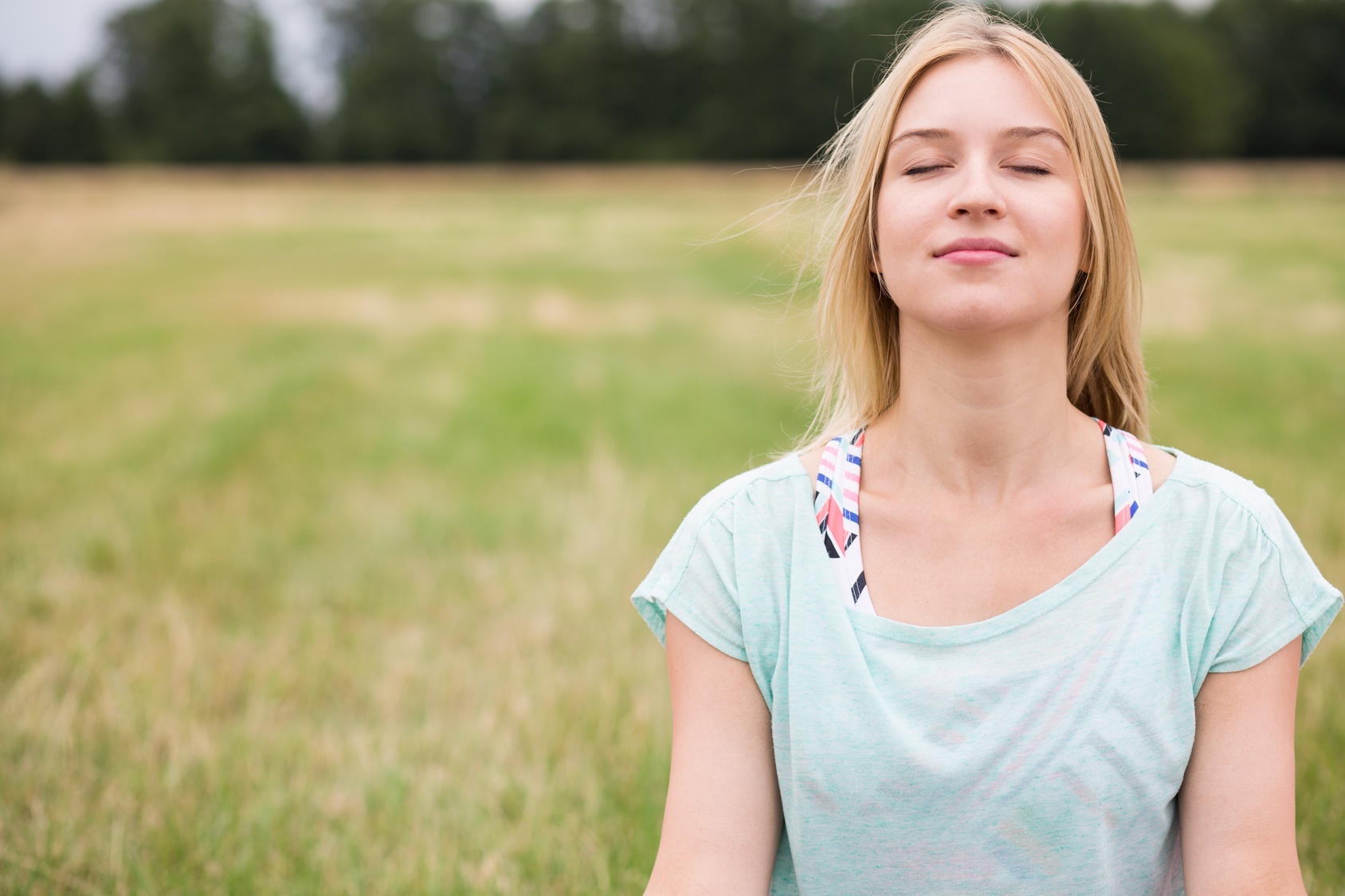 Achtsam und aufmerksam unseren Sinnen lauschen: Den Wind spüren, hören; die Luft atmen und riechen, unsere Zunge fühlen, den Geschmack... (© Photographee.eu / Fotolia)