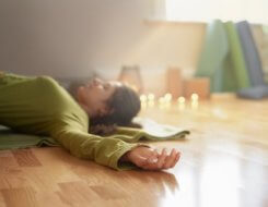 Achtsamkeitsübungen - Durch Übung von mehr Achtsamkeit entspannter und stressresistenter werden (© Julie / Fotolia)