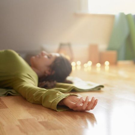 Achtsamkeitsübungen - Durch Übung von mehr Achtsamkeit entspannter und stressresistenter werden (© Julie / Fotolia)