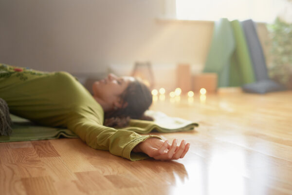 Achtsamkeitsübungen - Durch Übung von mehr Achtsamkeit entspannter und stressresistenter werden (© Julie / Fotolia)