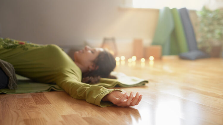 Achtsamkeitsübungen - Durch Übung von mehr Achtsamkeit entspannter und stressresistenter werden (© Julie / Fotolia)