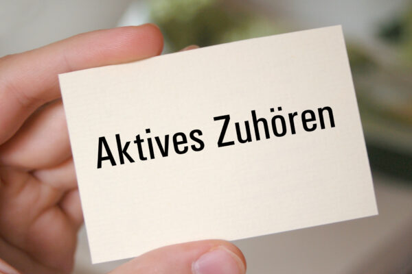 Aktives Zuhören – Definition, Techniken und Vorteile für bessere Kommunikation (© thingamajiggs / stock.adobe.com)