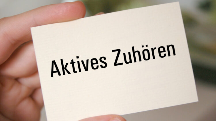 Aktives Zuhören – Definition, Techniken und Vorteile für bessere Kommunikation (© thingamajiggs / stock.adobe.com)