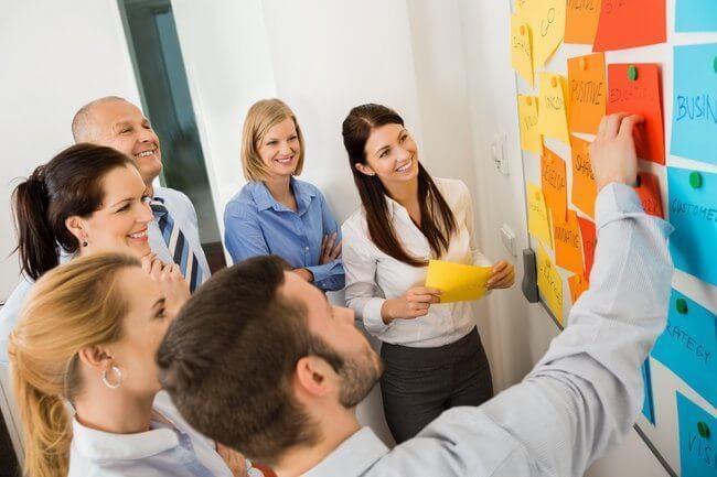 Brainstorming am Whiteboard (© (CandyBox Images / Fotolia)
