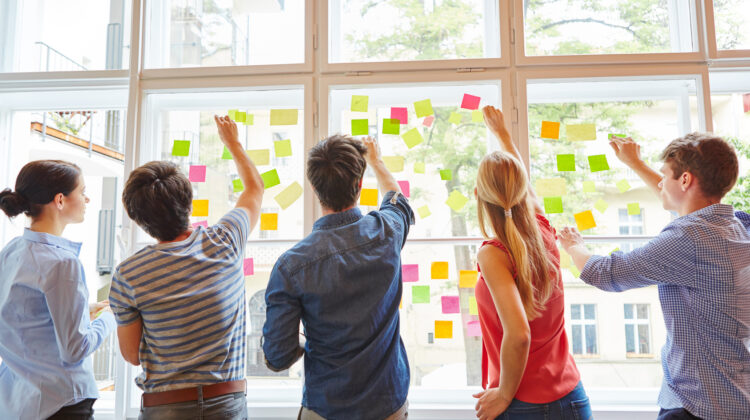 Brainstorming von A-Z | Methoden, Online-Tools, Mindmapping-Software, Ablauf und Regeln (© Robert Kneschke / Fotolia)