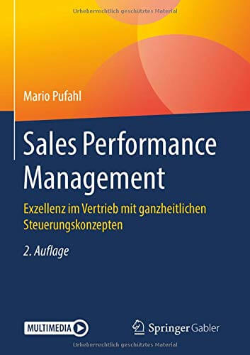 Sales Performance Management: Exzellenz im Vertrieb mit ganzheitlichen Steuerungskonzepten (von Mario Pufahl, bei Amazon) | Beschreibung: Bringen Sie Ihren Vertriebsprozess mit diesem Buch über Vertriebssteuerung auf Vordermann Die Sales Strategy ist direkt am Erfolg eines Unternehmens beteiligt. Um diesen zu gewährleisten, muss der Vertrieb eine Vielzahl von Faktoren berücksichtigen. Ohne eine ausgeklügelte Vertriebsstrategie ist es schwierig, alle Einflüsse miteinzubeziehen. Dieses Buch zur Vertriebssteuerung zeigt Ihnen praxisorientiert, wie Sie das passende Vertriebskonzept für Ihr Unternehmen erstellen. Es konzentriert sich dabei auf diese vier Dimensionen: Strategie Organisation Controlling Personal Das Vertriebsperformance-Buch von Mario Pufahl richtet sich vor allem an Vorstände, Vertriebsleiter und Vertriebscontroller – also an Personen, die direkt für das Sales Performance Management verantwortlich sind. Sie lernen in diesem Standardwerk, wie sie ein vollständiges Vertriebskonzept erstellen, von der Sondierung der Markt- und Kundenbedürfnisse über die Zusammenstellung des richtigen Vertriebsteams bis zur Neukundenakquise. Darüber hinaus bietet es Ansätze, um Verbesserungspotentiale innerhalb des Vertriebsleistungsmanagements selbstständig zu identifizieren und dieses effektiver zu gestalten...