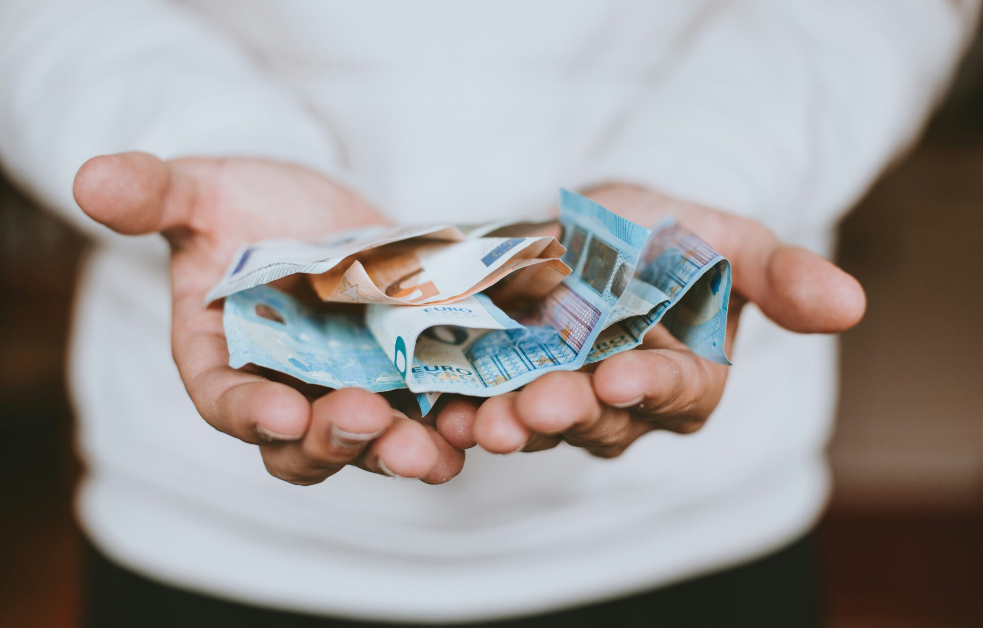 Bargeld oder Digital Payment? Unsere Meinungen und Präferenzen sind oft das Resultat eines psychologischen Effektes namens "Confirmation Bias". (© Christian Dubovan / unsplash.com) Bargeld oder Digital Payment? Unsere Meinungen und Präferenzen sind oft das Resultat eines psychologischen Effektes namens "Confirmation Bias". (© Christian Dubovan / unsplash.com)