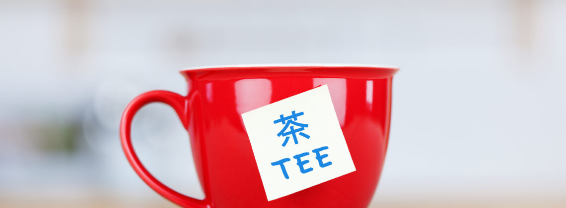 Etiketten-Trick zum Lernen von Vokabeln, hier: Tee (© contrastwerkstatt / Fotolia)