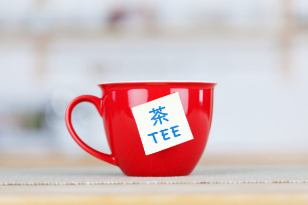 Etiketten-Trick zum Lernen von Vokabeln, hier: Tee (© contrastwerkstatt / Fotolia)