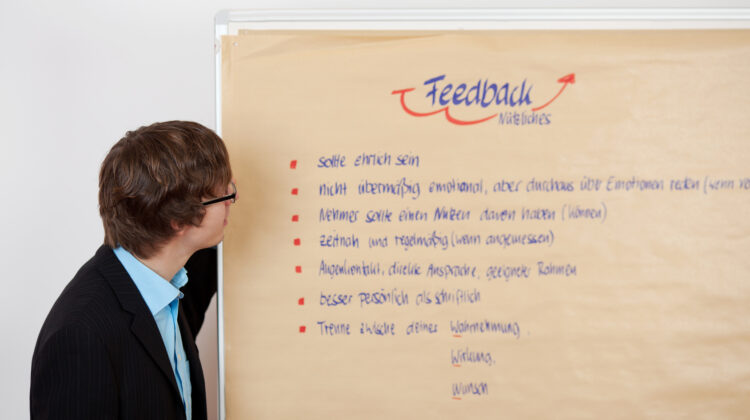 Feedbackregeln - wie wir uns vernünftig Feedback und Kritik geben (© Contrastwerkstatt / Fotolia)