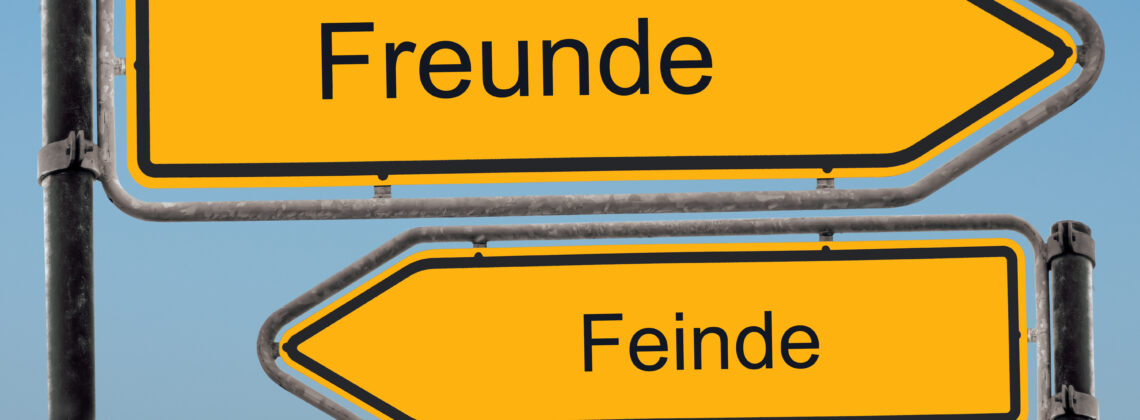 Freund und Feind - diese Trennung fördert die Gruppenidentifikation und den Gruppenzusammenhalt - Wir sind anders als die anderen... (© Thomas Reimer / Fotolia)