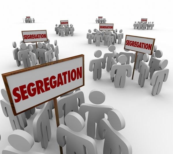 Segregation: Je mehr wir uns von anderen abgrenzen, umso stärker fühlen wir Zusammenhalt in unserer eigenen Gruppe (© iQoncept / Fotolia)