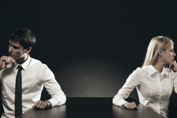 Heiße vs. kalte Konflikte: oftmals sind die hitzig und offen ausgetragenen Streits deutlich besser zu handlen als subtile Konflikte voller frustriertem Schweigen, intriganten Schädigungen und Resignation (© stokkete / Fotolia)