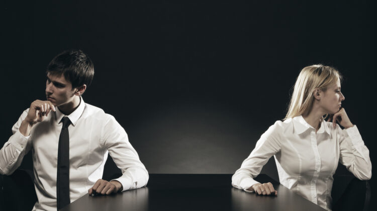 Heiße vs. kalte Konflikte: oftmals sind die hitzig und offen ausgetragenen Streits deutlich besser zu handlen als subtile Konflikte voller frustriertem Schweigen, intriganten Schädigungen und Resignation (© stokkete / Fotolia)
