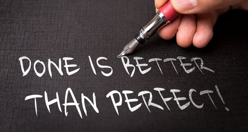 "Done is better than perfect" - dieses Mantra sollte sich jeder Perfektionist auf einem Post-it an den Arbeitsplatz kleben. Zumindest, wenn er aufgrund seiner perfektionistischen Züge immer nicht fertig wird... (© gustavofrazao / stock.adobe.com)