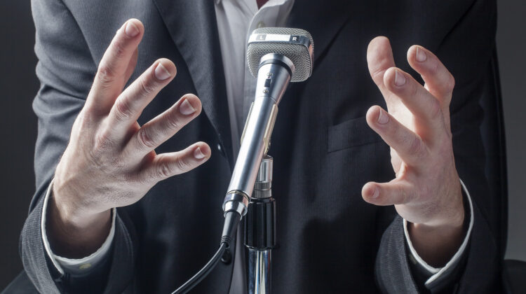 55-38-7-Regel nach Mehrabian | Körpersprache, Stimme, Inhalt (© Laurent Hamels / Fotolia)