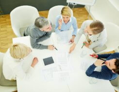 Mitarbeiterführung Seminare - Inhalte, Anbieter, Methoden (© Robert Kneschke / Fotolia)