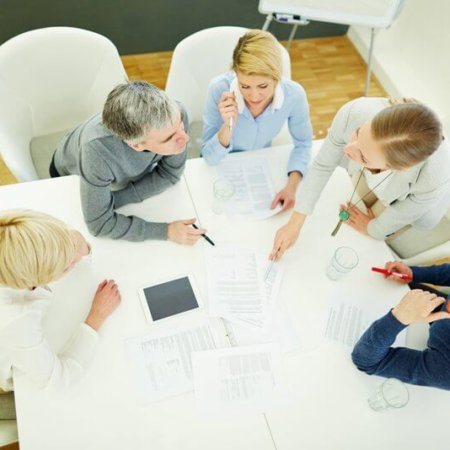 Mitarbeiterführung Seminare - Inhalte, Anbieter, Methoden (© Robert Kneschke / Fotolia)