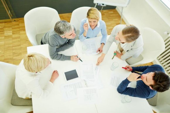 Mitarbeiterführung Seminare - Inhalte, Anbieter, Methoden (© Robert Kneschke / Fotolia)