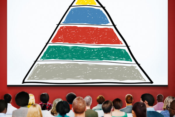 Motivation Motive Motivierung - die Bedürfnispyramide nach Maslow ist ein Modell unter vielen Motivationstheorien (© Rawpixel / Fotolia)