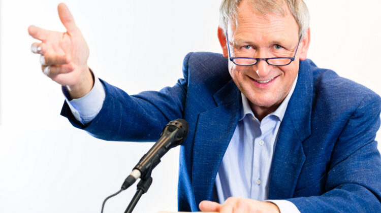 Rhetorisch versierte Rede - oft helfen standardisierte, aber wirksame Satzbausteine beim Überzeugen, Durchsetzen und Mitreißen (© Kzenon / Fotolia)