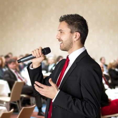 Rhetorische Fähigkeiten schulen: Rhetorikseminare / Rhetorikkurse / Rhetoriktraining (© Halfpoint / Fotolia)