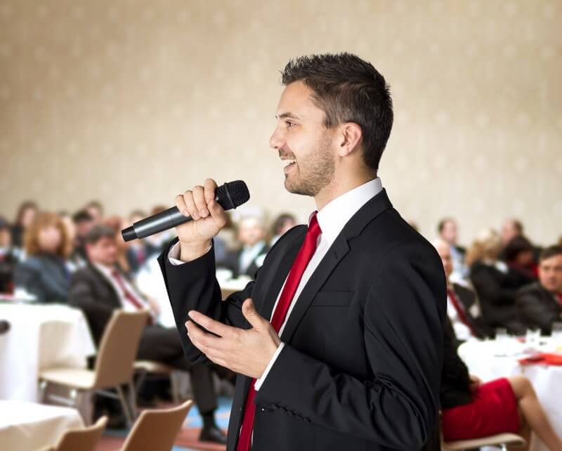 Rhetorische Fähigkeiten schulen: Rhetorikseminare / Rhetorikkurse / Rhetoriktraining (© Halfpoint / Fotolia)