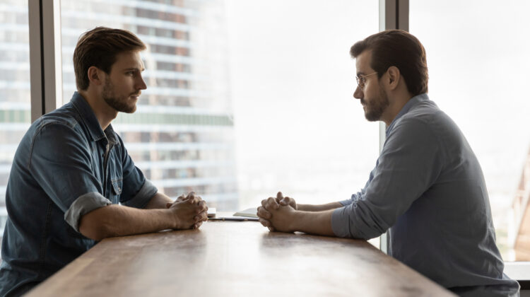 Schwierige Mitarbeiter führen | Herausfordernde Mitarbeitertypen (© fizkes / stock.adobe.com)