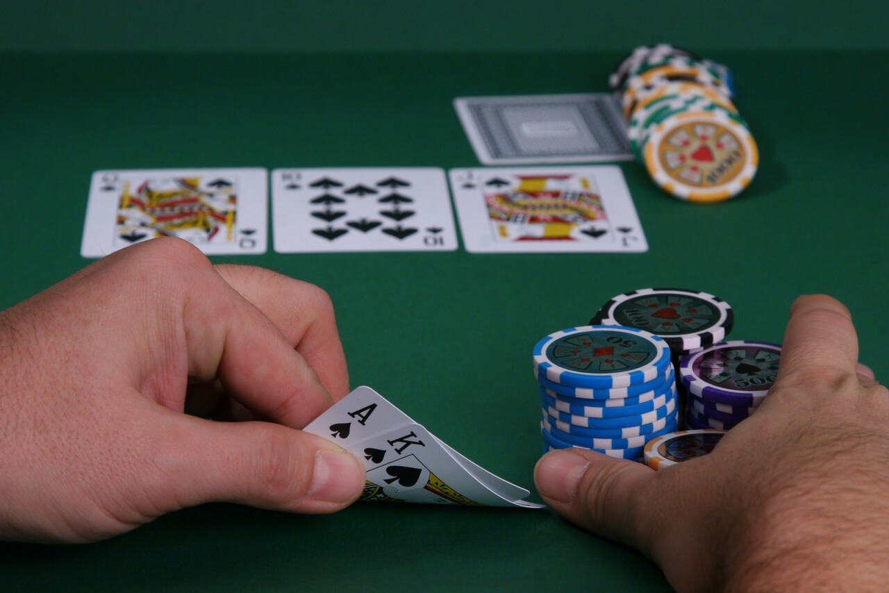 Poker, Roulette, Casino - Glücksspiel macht Spaß, aber man muss die nötige Selbstdisziplin haben und mitbringen, um nicht der Gefahr von Spielsucht zu unterliegen (© Sven Vietense / stock.adobe.com)