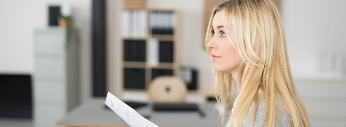 Effektiver lesen mit der SQ3R-Methode: Survey, Question, Read, Recite, Review (© contrastwerkstatt / Fotolia)