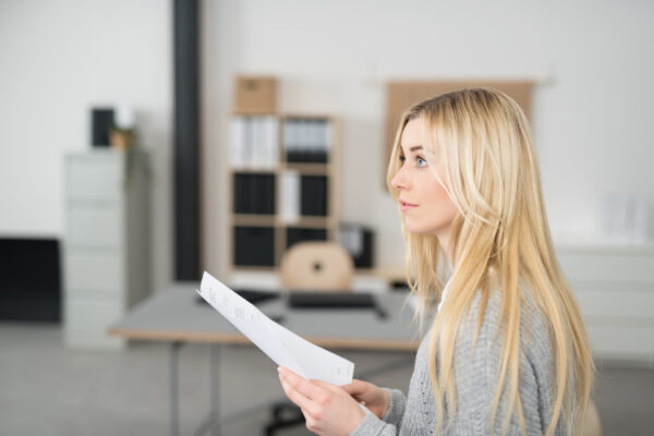 Effektiver lesen mit der SQ3R-Methode: Survey, Question, Read, Recite, Review (© contrastwerkstatt / Fotolia)