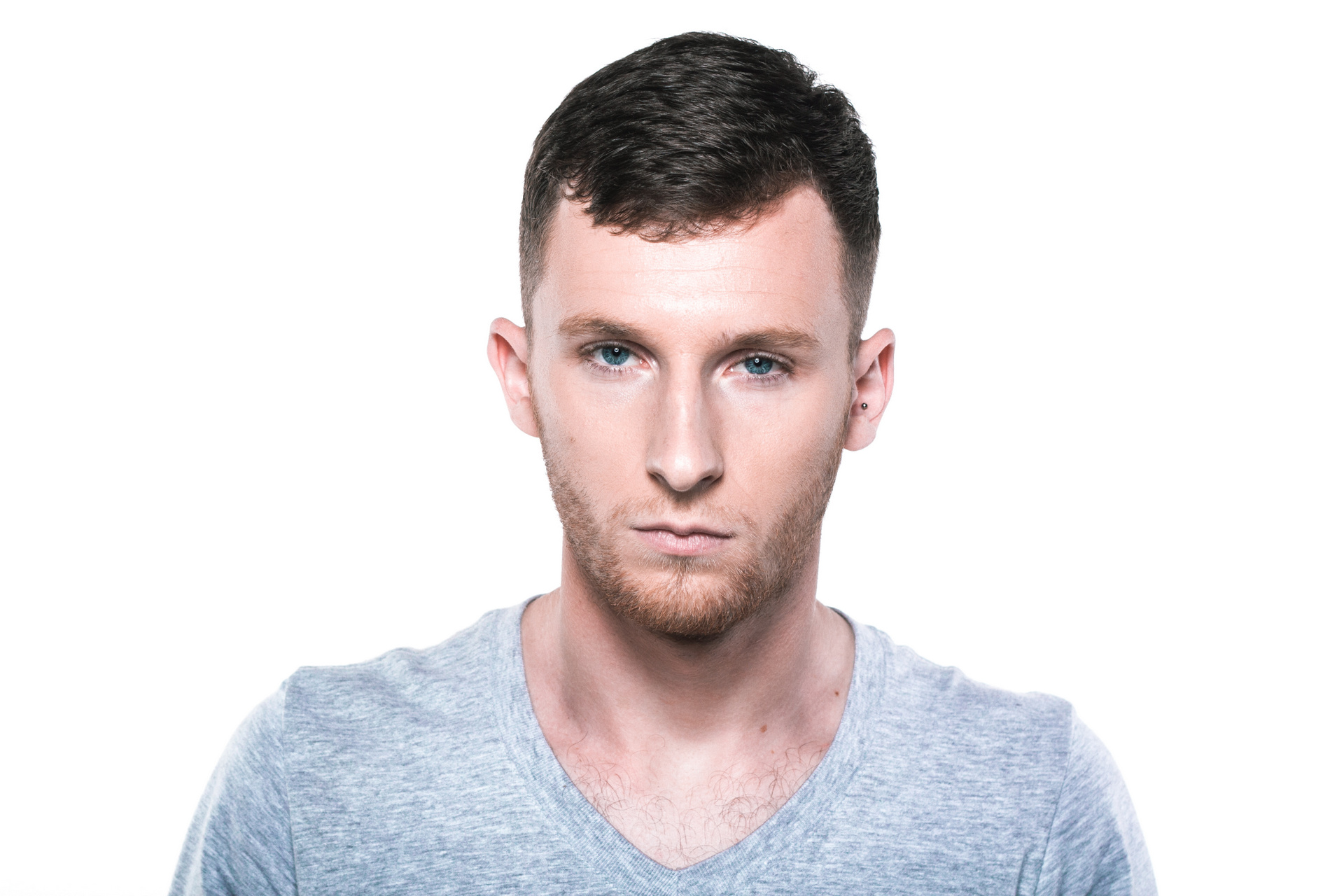 Selbstbewusst und überzeugend: Wer am Ende des Satzes bewusst die Stimme absenkt (downwards inflection), verleiht seiner Aussage noch besonderen Nachdruck bzw. Glaubwürdigkeit (© yurko_gud / Fotolia)
