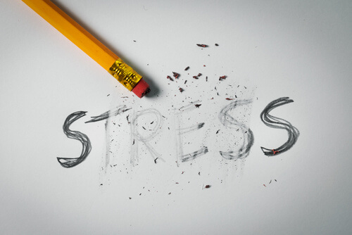 Stressreduktion: Ganz so einfach lässt sich Stress nicht "ausradieren", aber es gibt schon wirksame Ansätze, chronisch gestressten und ständig erschöpften Menschen zu helfen... (© ronstik / stock.adobe.com)