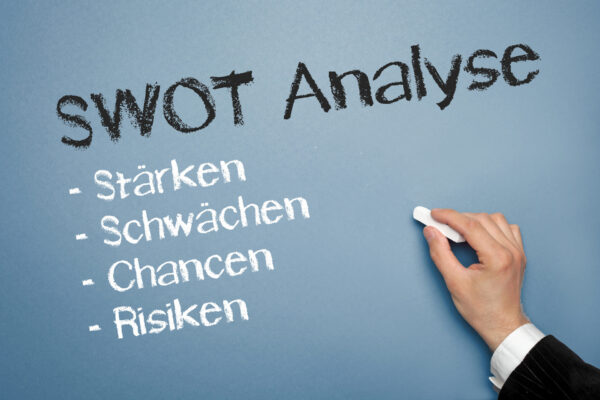 Persönliche SWOT-Analyse durchführen: Stärken, Schwächen, Chancen, Risiken (© Coloures-pic / Fotolia)
