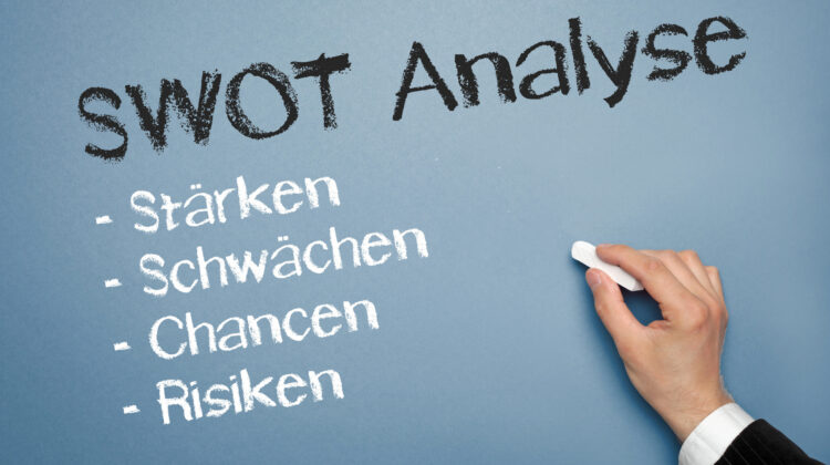 Persönliche SWOT-Analyse durchführen: Stärken, Schwächen, Chancen, Risiken (© Coloures-pic / Fotolia)