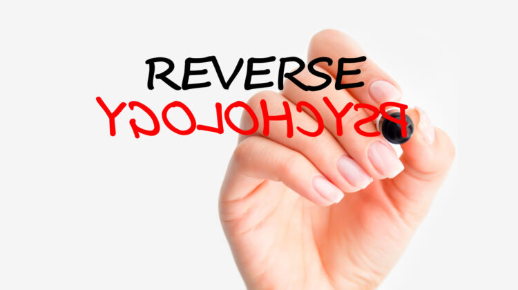 Umgekehrte Psychologie ("reverse psychology") methodisch als Überzeugungsmittel nutzen (© adrian_ilie825 / Fotolia)