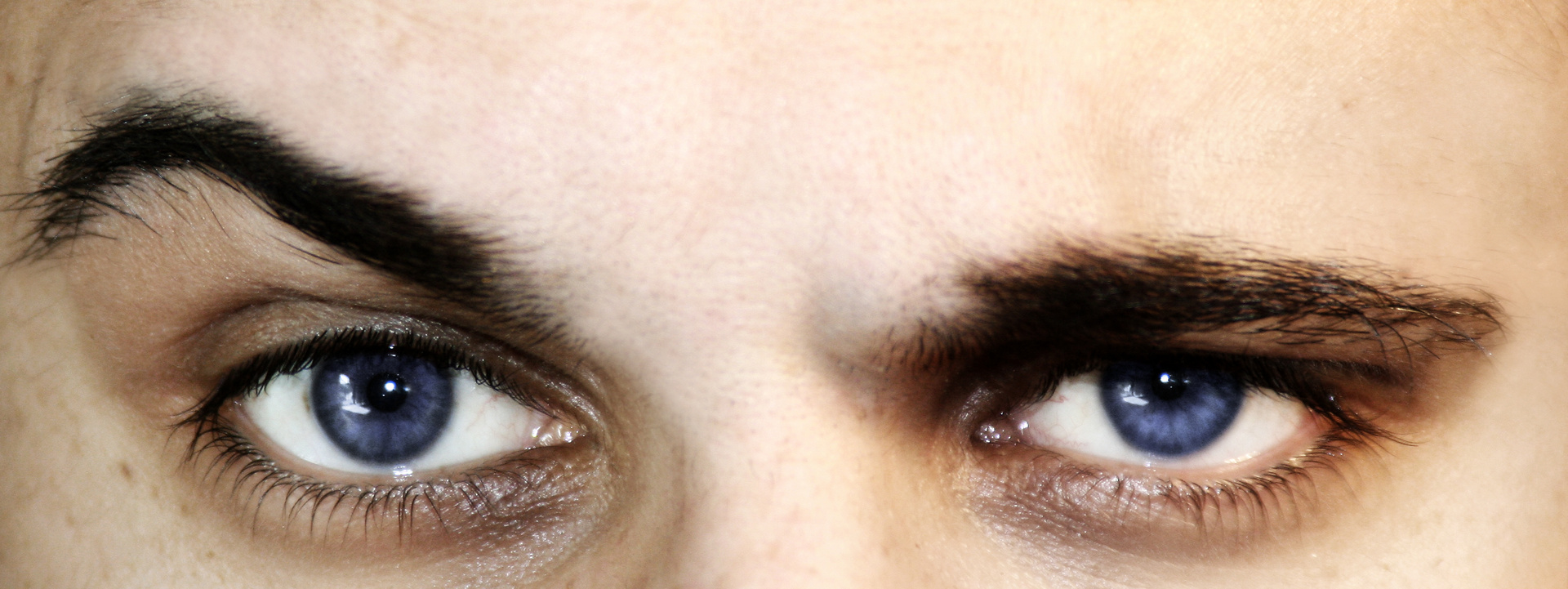 Abwarten: Skeptischer, aber stählerner Blick (© Doreen Salcher / Fotolia) Abwarten: Skeptischer, aber stählerner Blick (© Doreen Salcher / Fotolia)