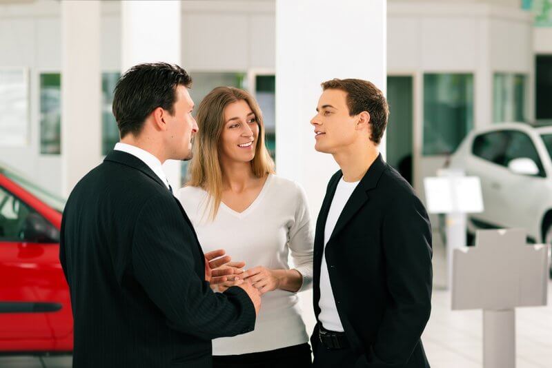Erfolgreiche Verkaufsgespräche führen - typischer Seminarinhalt in Verkaufsschulungen / Verkäufertrainings (© Kzenon / Fotolia)