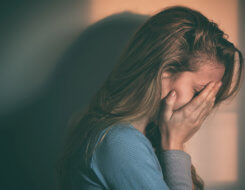 Wie gehe ich mit depressiven Menschen um? (© marjan4782 / stock.adobe.com)